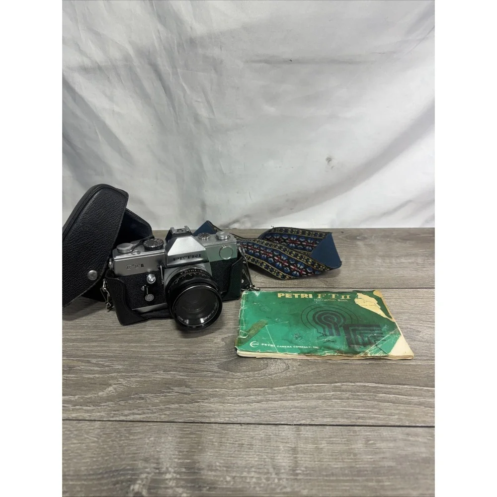 Petri FT-II 35mm film camera 1:18 Lens 55mm - made in Japan with Strap Vintage
